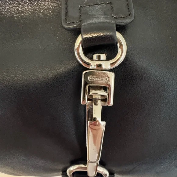 Elegant Black Leather Shoulder Bag - Picture 3 of 9